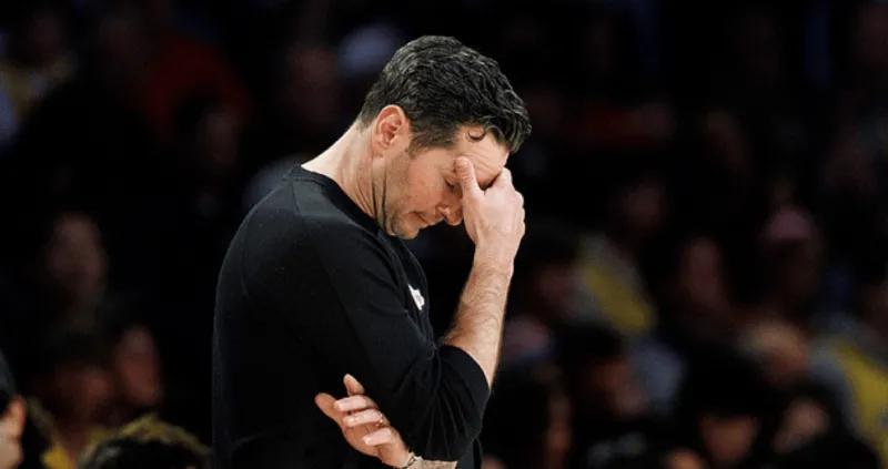 世界杯手机观看-湖人112-124国王遭4坏消息！艾顿仍低迷，配角起伏大，攻守全崩！