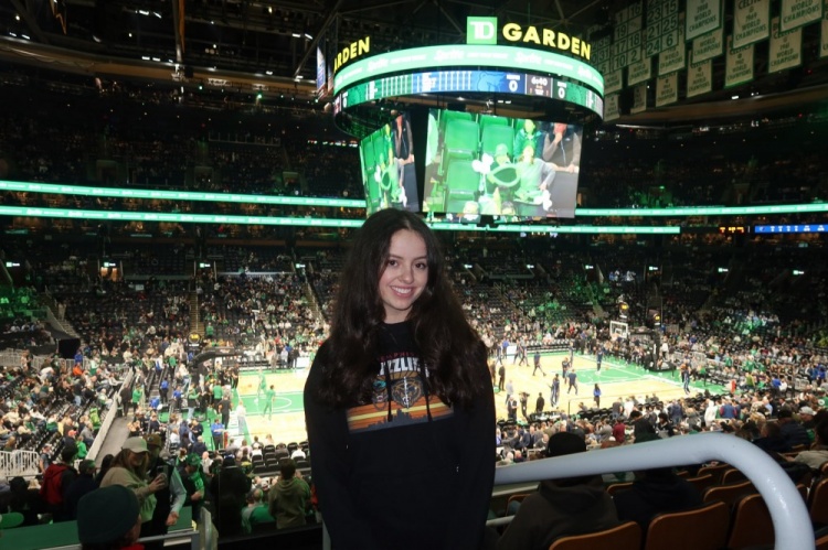 世界杯官网入口-美女记者：某小孩将来会发现爸爸在NBA砍83分 历史地位仍不如妈妈