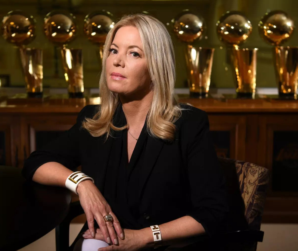 世界杯直播入口-内讧传闻推动詹皇离开湖人？名记：勒布朗或最终和库里联手