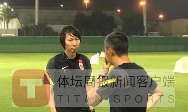 国足开启抵达沙迦后首训 备战越沙未来或一日两练